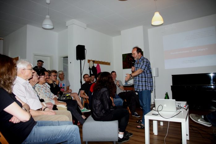 Debatte mit den Gästen des Abends. Ronald Blaschke erklärt das BGE. Foto: Michael Freitag