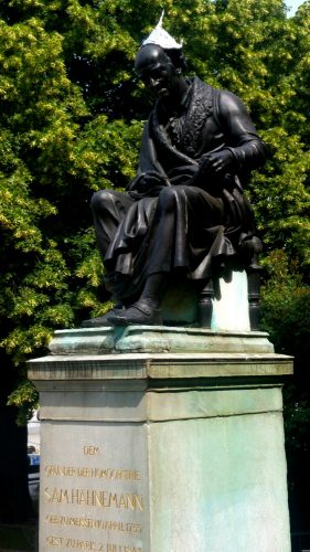 Das Denkmal des Begründers der Homöopathie Samuel Hahnemann am Richard Wagner Platz. Foto: Maximilian Steinhaus gbs