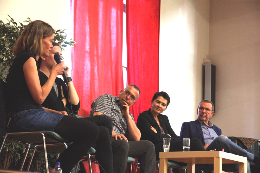 Eine Blaupause für politische Bildung am Schiller Gymnasium. Juliane Nagel, Jürgen Kasek, Jens-Uwe Jopp (Moderation), Daniela Kolbe und Achim Haas stellten sich den Schülern und der Frage "Extremismus - links, rechts, alles gleich?". Foto: L-IZ.de