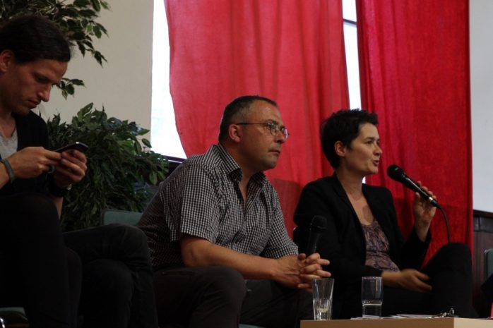 So sieht ernsthaftes Interesse aus. Jürgen Kasek teilt mit, wo er gerade ist, Jens-Uwe Jopp schaut schon mal nach der nächsten Frage und Daniela Kolbe antwortet. Foto: L-IZ.de