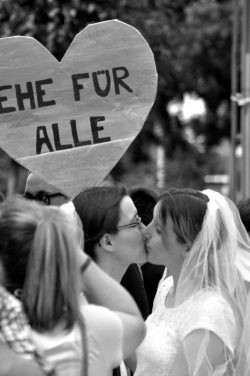 Für viele ein Herzenswunsch und der letzte Schritt zur vollständigen Gleichstellung - die Ehe für alle. Eine Forderung auf dem CSD 2017 in Leipzig. Foto: Diana Freydank