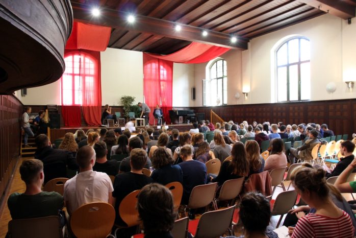 Ein Saal voller Schüler, freiwillig und interessiert. Foto: L-IZ.de