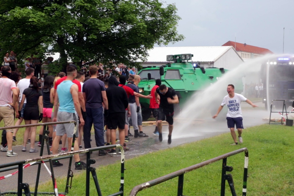 Erfrischende Abkühlung beim Tag der Offenen Tür der Bereitschaftspolizei. Foto: Alexander Böhm