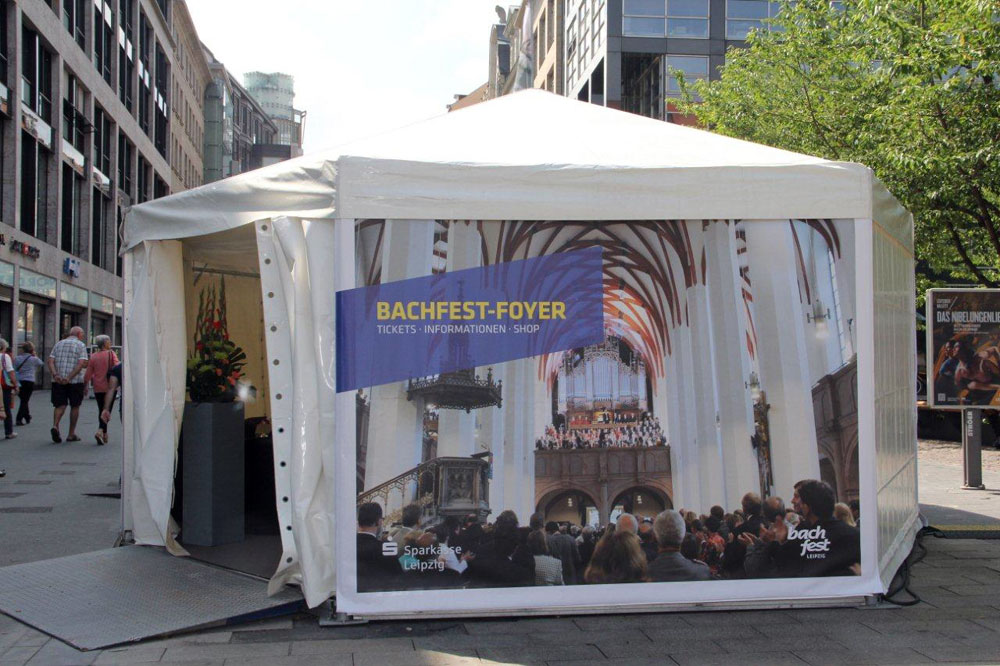 Das Bachfest-Ticketzelt in der Petersstraße. Foto: Bachfest Leipzig, Sandra Schmidt