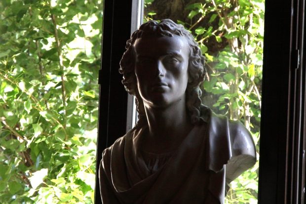 Friedrich Schiller wacht über die Aula. Foto: L-IZ.de