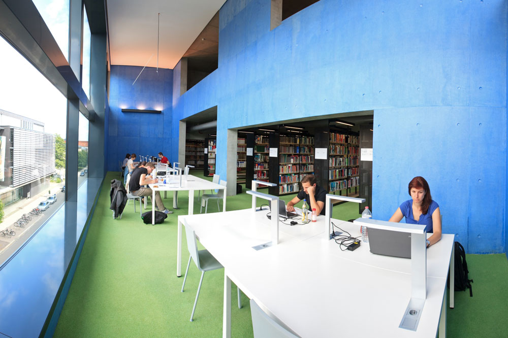 Modern und bestens ausgestattet: die Hochschulbibliothek in der Gustav-Freytag-Straße. Foto: Swen Reichhold/HTWK Leipzig
