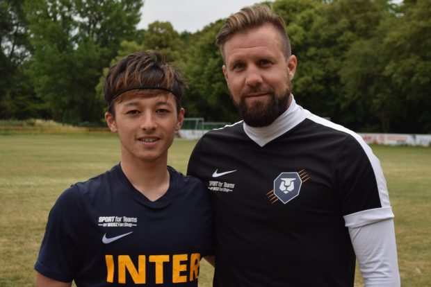 Christopher Misaki (li.) mit Trainer Heiner Backhaus. Foto: FC Inter Leipzig