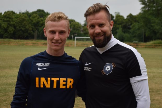 Marvin Reinkober (li.) mit Trainer Heiner Backhaus. Foto: FC Inter Leipzig