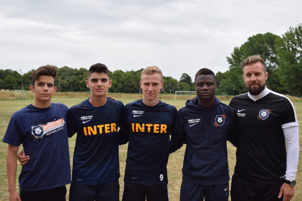Ein Teil des FUTURE-Teams - ganz links: Panagiotis Mitsopoulos, der nach Dresden verliehen wird. Foto: FC Inter Leipzig