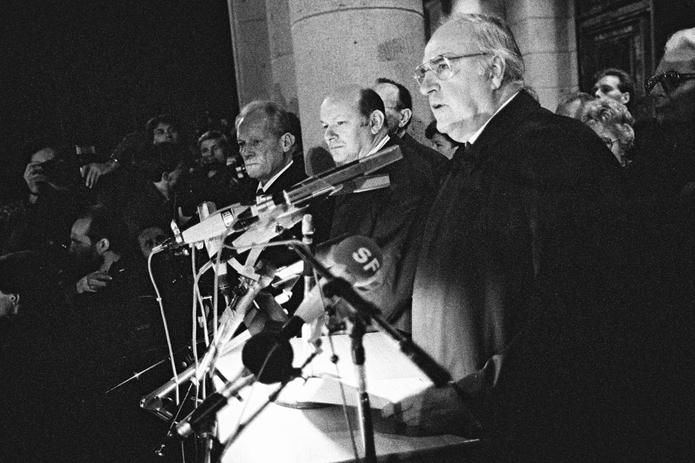 Berlin, 10.11.1989: Kundgebung vor dem Schöneberger Rathaus. Bundeskanzler Kohl spricht einen Tag nach dem Mauerfall zu Berlinern aus beiden Teilen der Stadt. Foto: Bundesregierung/Lehnartz
