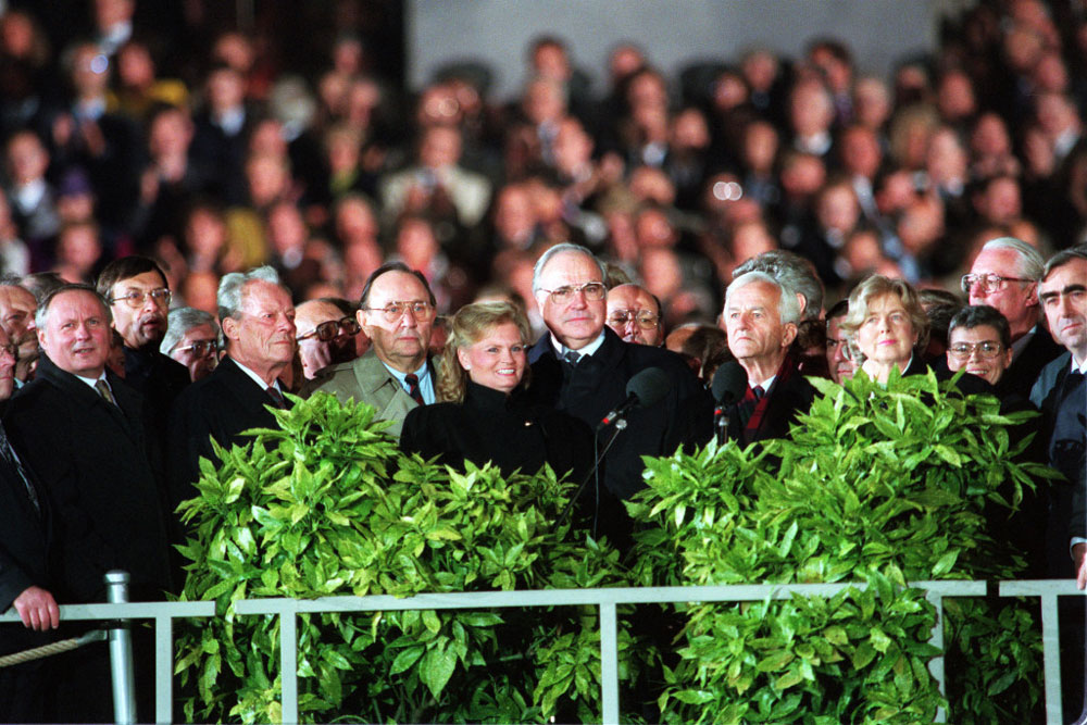 Berlin, 03.10.1990: Vertreter der Bundesrepublik und der ehemaligen DDR bei den Feiern zum Tag der Deutschen Einheit vor dem Reichstag. Foto: Bundesregierung/Stutterheim