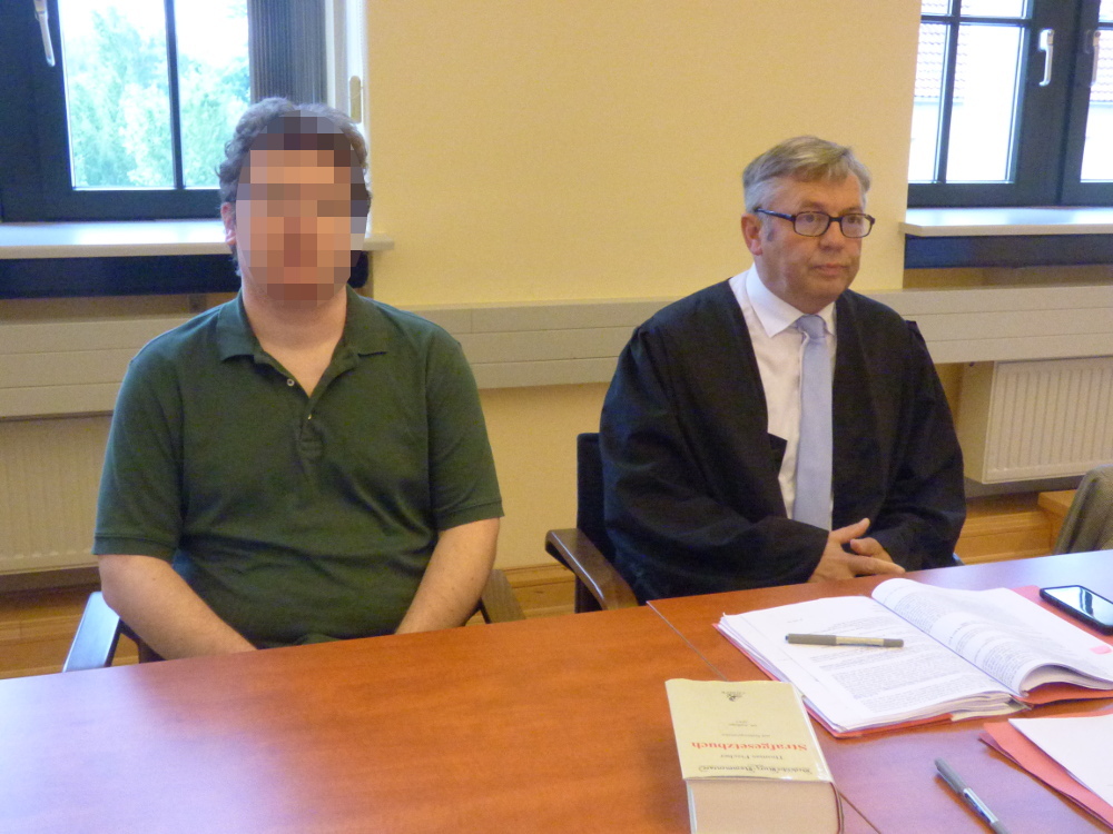 Michael F. sitzt auf der Anklegebank neben seinem Anwalt Malte Heise. Foto: Lucas Böhme
