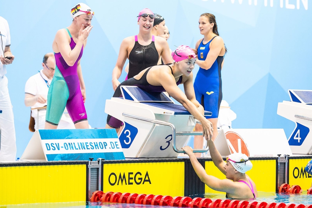 Juliane Reinhold empfängt im Ziel silberne Glückwünsche. Foto: SSG Leipzig