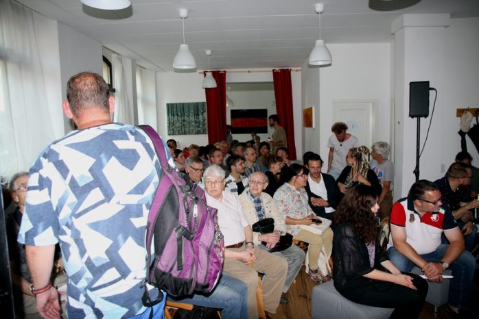 Saal voll. Die letzten Besucher drängelten sich gerade noch so rein. Foto: Michael Freitag