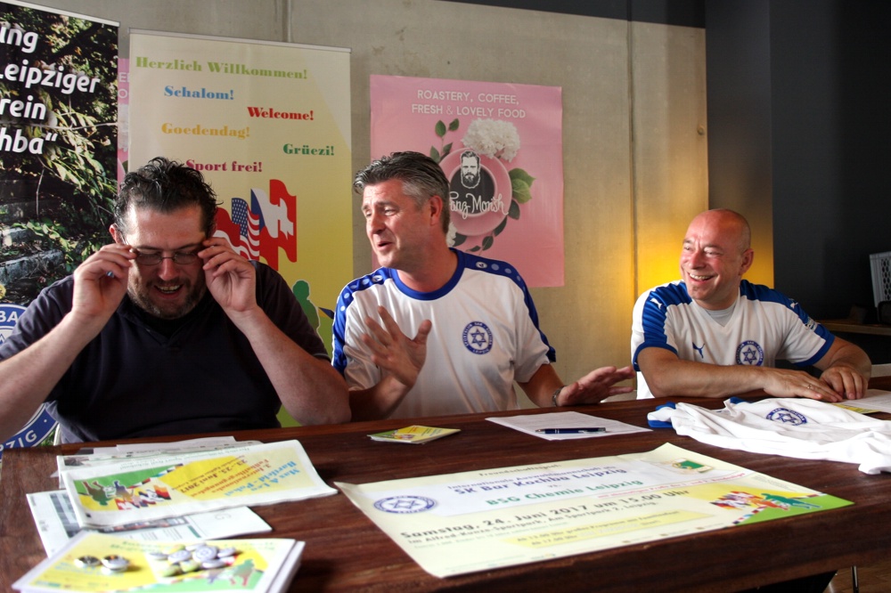 Zuviel Programm? Der Veranstalter Christoph Schumacher (l.) muss nachlesen. Neben ihm Norman Landgraf und Dr. Thomas Feist bei der Pressekonferenz zum 3. Fußballbegegnungsfest 2017. Foto: L-IZ.de