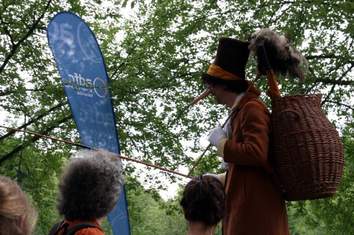 Stelzenläufer, Gaukler und Überraschungen für Große und Kleine ... Foto: L-IZ.de