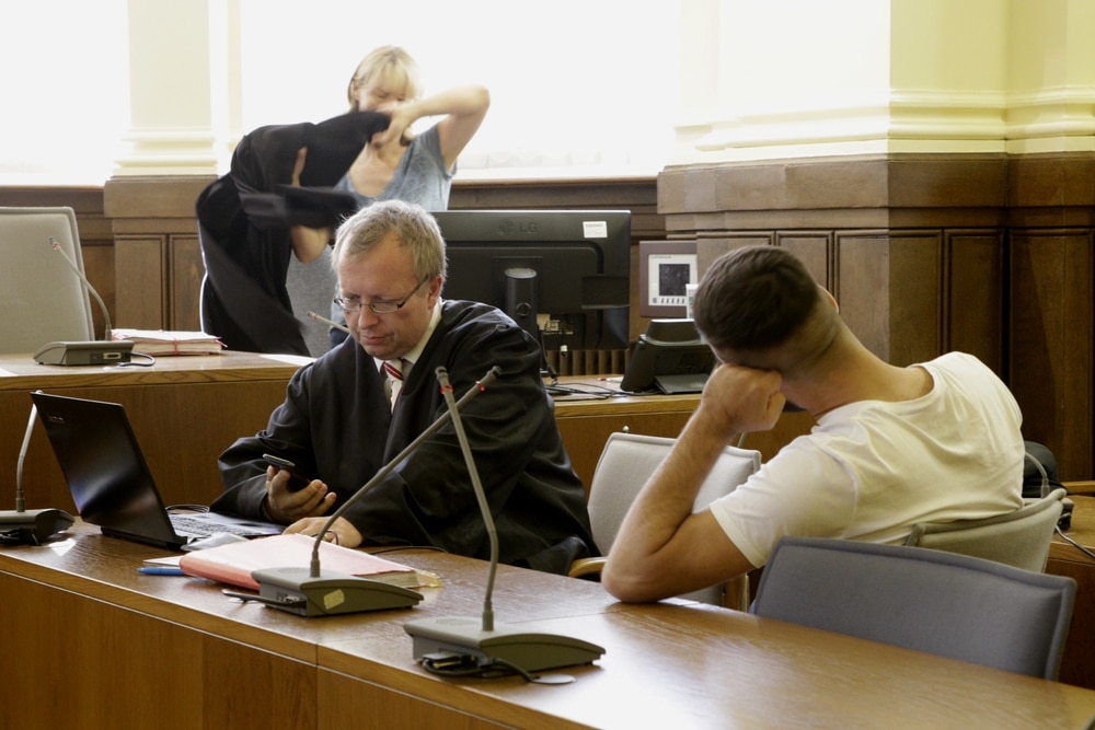 Strafverteidiger Ulf Israel und der Angeklagte Argjent K. Foto: L-IZ.de