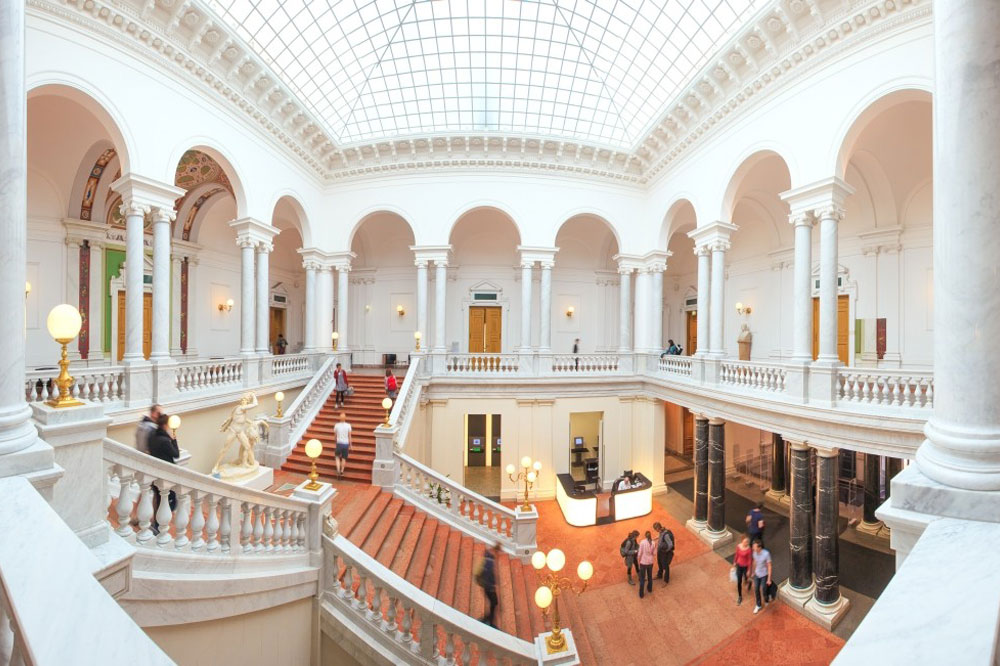 Kreativräume: Die Universitätsbibliothek (hier das Treppenhaus) ist auch mit langer Tradition „täglich im Test“ und sieht sich im Dienste ihrer Nutzerinnen und Nutzer. Foto: Universität Leipzig/Swen Reichhold