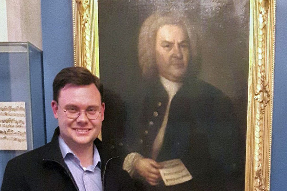 Eric Buchmann vor dem Bach-Porträt. Foto: Robert Grolms