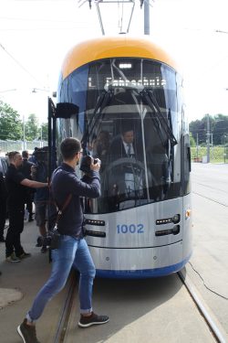 Fototermin mit Minister Dulig am Steuer der Bahn. Foto: Ralf Julke