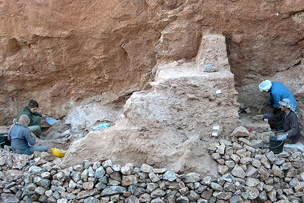 Die Ausgrabungsstätte bei Jebel Irhoud (Marokko): Die Fossilien wurden in den Sedimenten vor der Stelle gefunden, an der die beiden Archäologen links arbeiten. Foto: Shannon McPherron, MPI EVA Leipzig (License: CC-BY-SA 2.0)