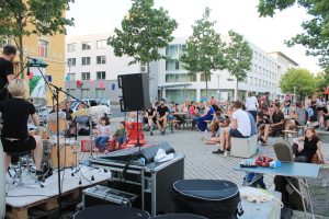 Lichtspiele am Huygensplatz: Band-Auftritte, Kunstvorträge und Kurzfilme zogen viele Besucher an. Foto: Alena Endres, ISB, Universität Leipzig
