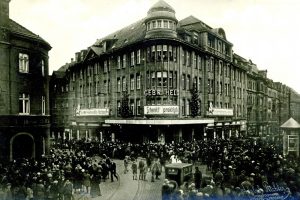 Legende: Kaufhaus Gebrüder Held, Merseburger Straße/Ecke Demmeringstraße, um 1930. Foto: SGM