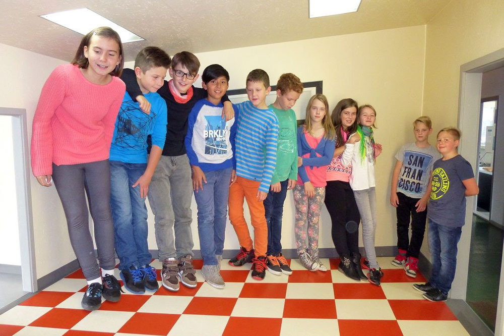 Schülerinnen und Schüler der CJD Christophorusschule Droyßig verpackt in einer optischen Täuschung in der INSPIRATA. Foto: CJD Christophorusschule Droyßig