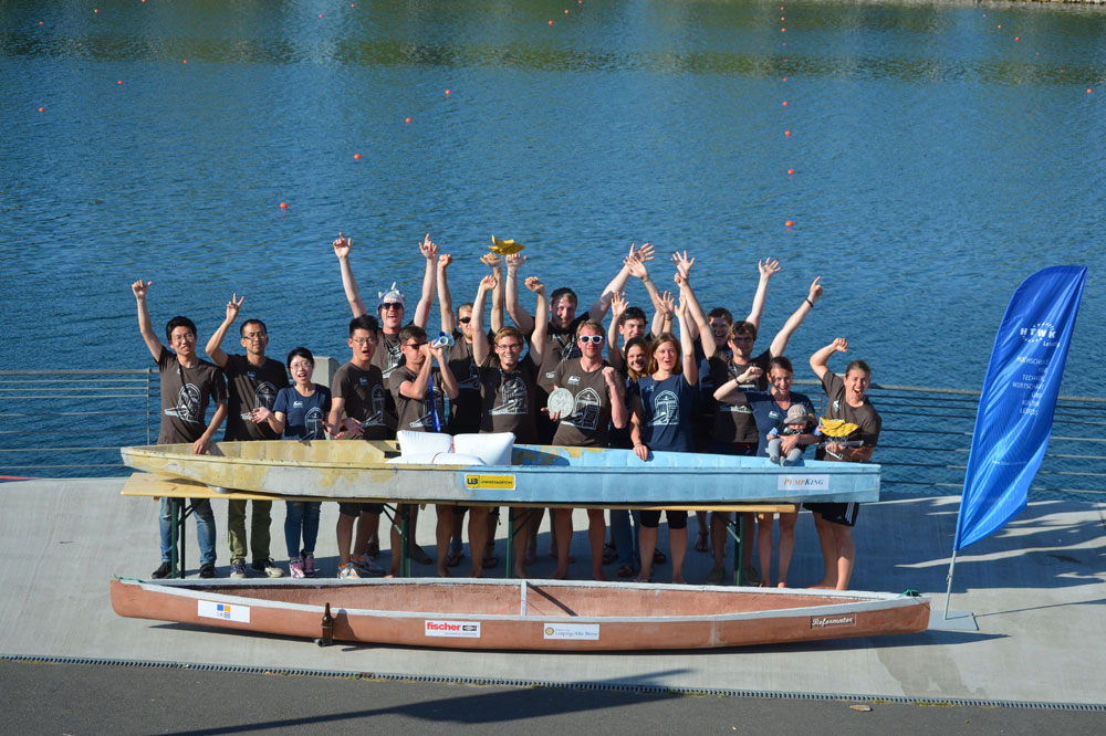 Das erfolgreiche HTWK-BetonkanuTeam mit seinen beiden Sieges-Kanus am Fühlinger See in Köln. Foto: Johanna Pietsch/HTWK