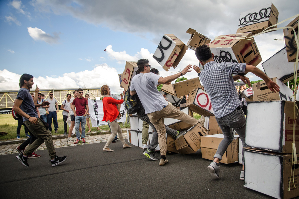 Einriss der symbolischen Mauer der „Festung Europa“. Foto: Aktionsnetzwerk „Protest LEJ“