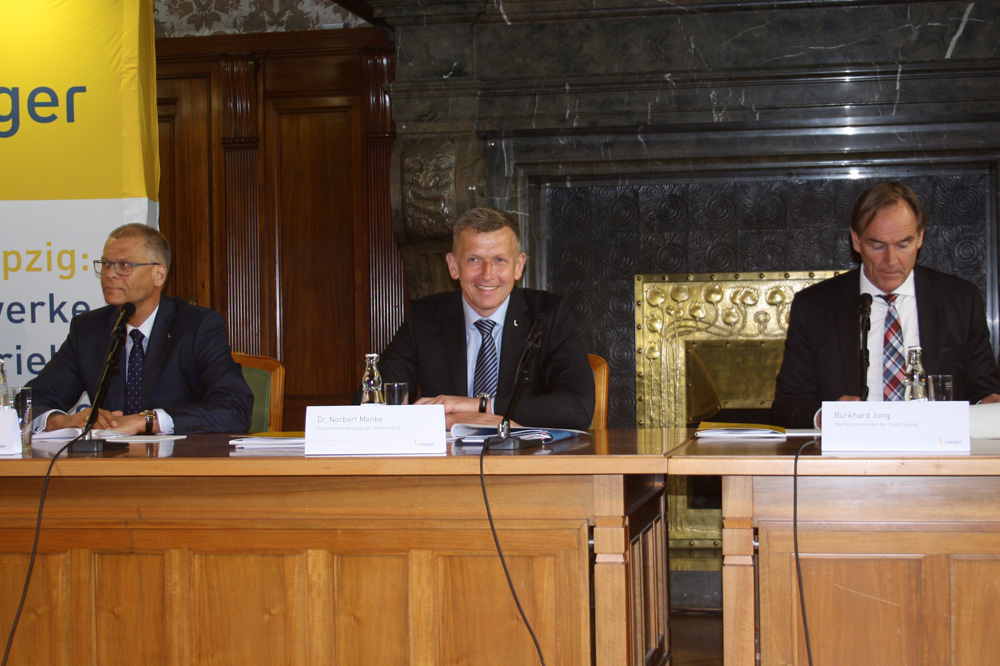 Bilanzpressekonferenz mit Volkmar Müller, Norbert Menke und Burkhard Jung (von links). Foto: Ralf Julke