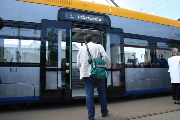 Leuchtstreifen an den Türen zeigen den Öffnungsstatus an. Foto: Ralf Julke