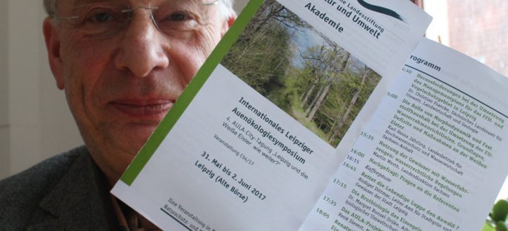 Wolfgang Stoiber mit Programm zum Auensymposium. Foto: Ralf Julke
