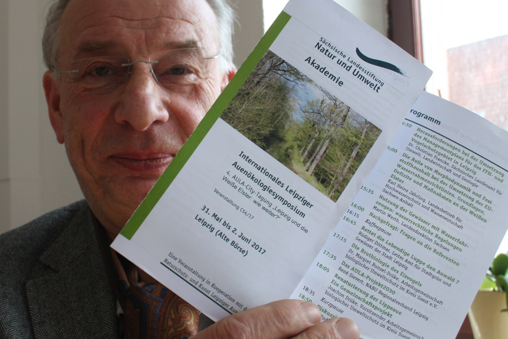 Wolfgang Stoiber mit Programm zum Auensymposium. Foto: Ralf Julke