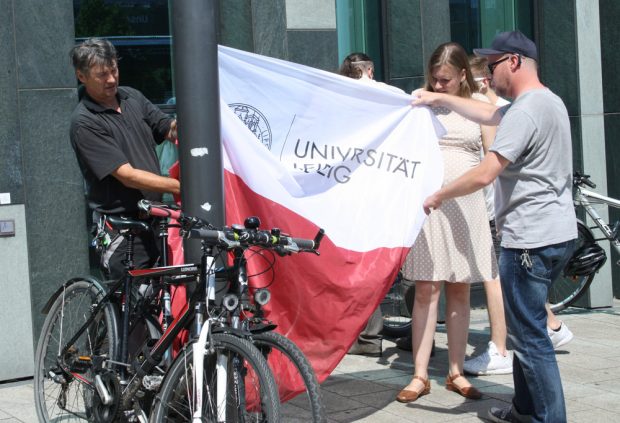 Die Flaggenhissung wird vorbereitet. Foto: Ralf Julke