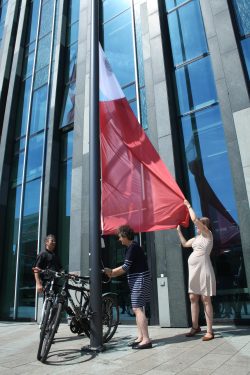 Beim Hissen der Fahne wird das kleine Eckchen Blau sichtbar. Foto: Ralf Julke