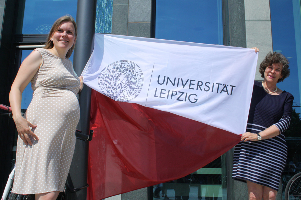 Dr. Madlen Mammen und Prof. Dr. Beate Schücking mit der neuen Uni-Fahne. Foto: Ralf Julke