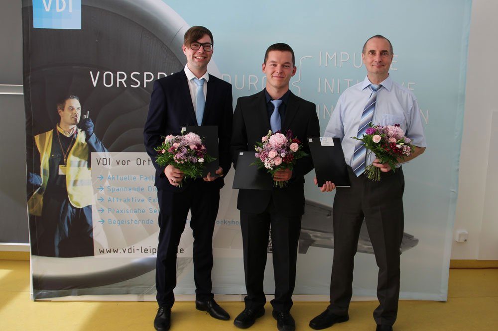 Die drei Preisträger des VDI-Förderpreises 2017 (v.l.n.r.): Georg Jenschmischek, Sebastian Maaß und - stellvertretend für Aaron Rüdiger – Prof. Detlef Riemer. Foto: VDI Bezirksverein Leipzig e.V.