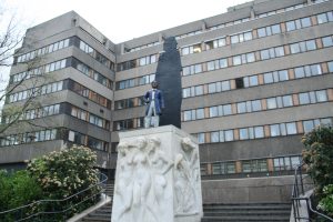 Richard-Wagner-Denkmal vor Stasi-Neubau. Foto: Ralf Julke