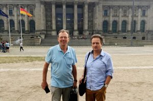 Dr. Lutz Weickert und Matthias Zimmermann am 30. Mai vorm Termin im Petitionsausschuss des Bundestages. Foto: BI "Gegen die neue Flugroute"