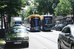 XL- und XXL-Straßenbahn in der Bornaischen Straße. Foto: Ralf Julke