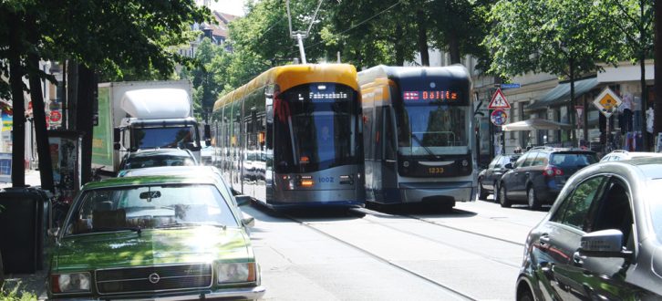 XL- und XXL-Straßenbahn in der Bornaischen Straße. Foto: Ralf Julke