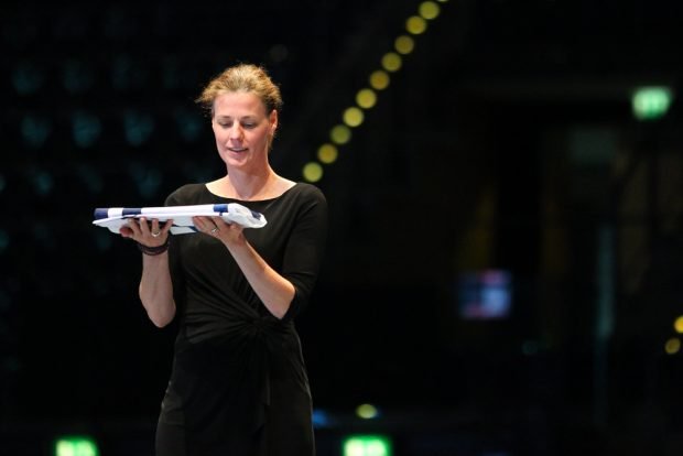 Claudia Bokel - die Präsidentin des DFeB - übergibt die Fahne des Weltverbandes FIE an China, den WM-Gastgeber 2018. Foto: Jan Kaefer