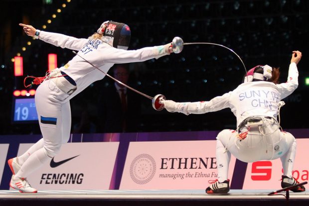 Degen-Finale zwischen Estland und China - hier stehen sich Kristina Kuusk (li.) und Yiwen Sun gegenüber. Foto: Jan Kaefer