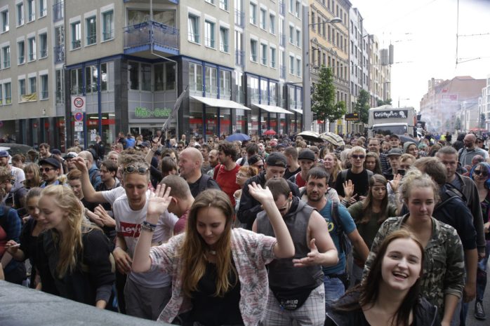 Bei Wagen 4 sind die Tanzenden dicht gedrängt. Foto: L-IZ.de