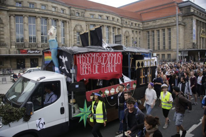 Rassismus und Sexismus über die Planke. Foto: L-IZ.de