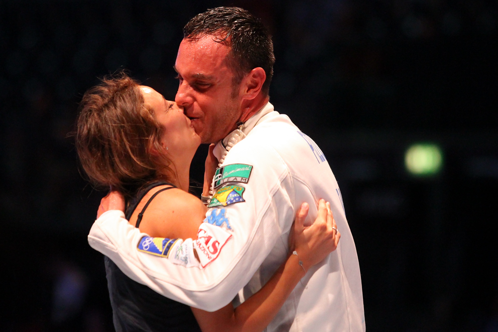 Das schönste Weltmeister-Geschenk für Paolo Pizzo: Ein Kuss seiner Frau Lavinia. Foto: Jan Kaefer