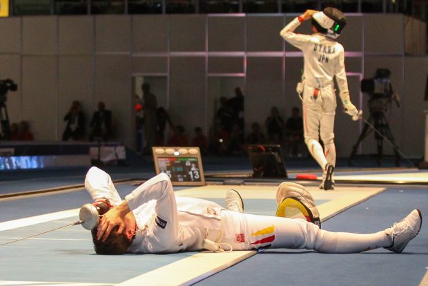 Richard Schmidt machte mit seinem Sieg gegen Satoru Uyama den Einzug ins Degen-Halbfinale perfekt - und ging vor Glück zu Boden. Foto: Jan Kaefer