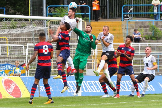 Ryan Malone, der Toschütze zum 1:0, kann hier von QPR-Keeper Matt Ingram gestoppt werden. Foto: Jan Kaefer