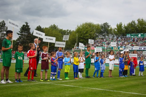 Symbolische Eröffnung der Regionalliga Nordost-Saison, bei der jede Mannschaft durch ein Kind vertreten war. Foto: Jan Kaefer